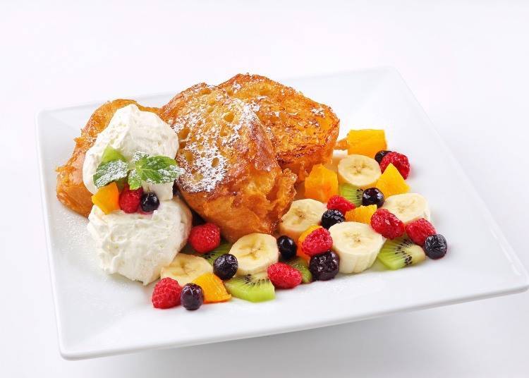 综合水果的法式土司「フルーツパレット(Fruit pallet」（1150日元）。满满的水果，可选择松饼或是法式土司