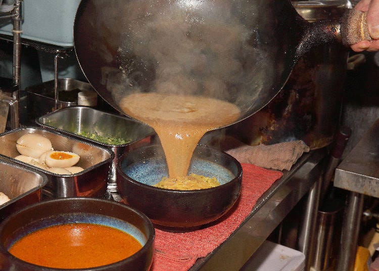 A hot water base of 50% chicken: 50% pork is added to the miso sauce to make the noodle soup.