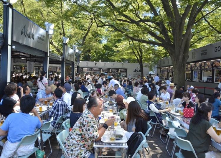 「札幌夏季祭典」中的「福祉协办札幌大通啤酒花园」，从中午就开始饮酒作乐