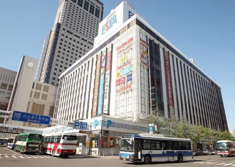 Sapporo ESTA in front of Sapporo Station. The first floor of the building is a bus center. Not only local buses, but expressway buses going to other areas in Hokkaido depart and arrive here.