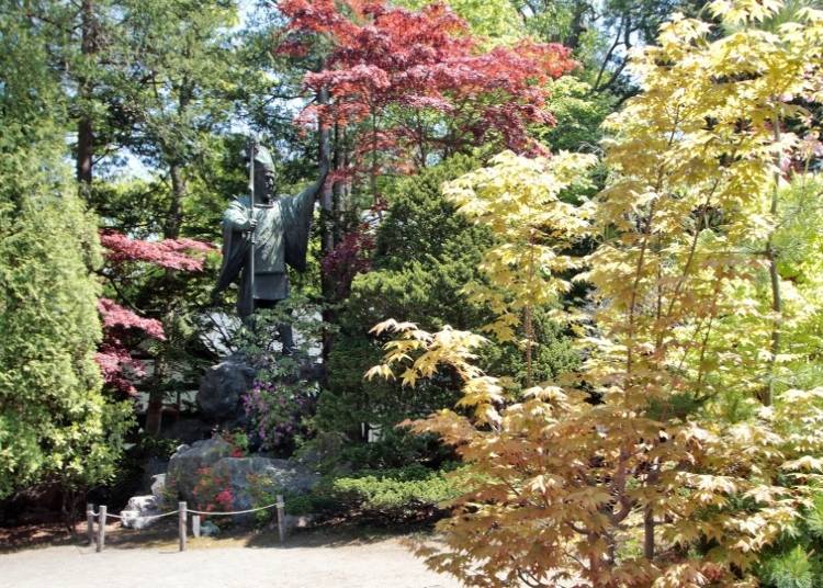 北海道神宫内的岛义勇像。岛义勇是19世纪00年代末在北海道的开发中，负责札幌市区街道设计的主要功臣，也是将北海道神宫定于此地的人物。