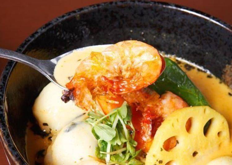 소프트셸 슈림프는 태국 요리나 베트남 요리 등에 자주 사용되는 그 이름대로 부드러운 새우. 껍질 채로 머리부터 와구와구!
