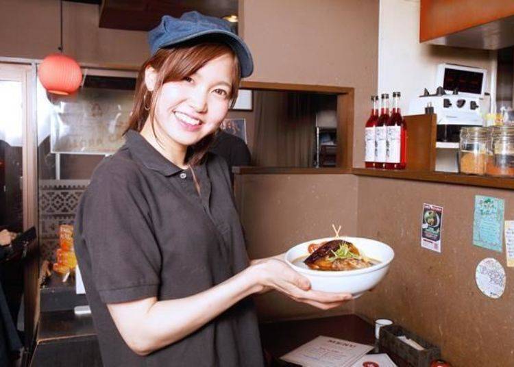▲本店的服务经理佐々木寿纱実小姐和店员一致推荐的是墨鱼汁基底的黑汤头