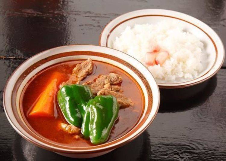 ▲「羊肉咖喱(らむカリ)」(1200日元)，配料有羊肉、胡萝卜和青椒