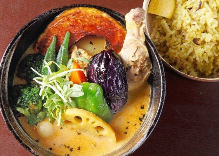 ▲人气第一的菜单「鸡肉蔬菜咖喱(チキン野菜カリー)」(1200日元)，汤和饭都是黄色的！