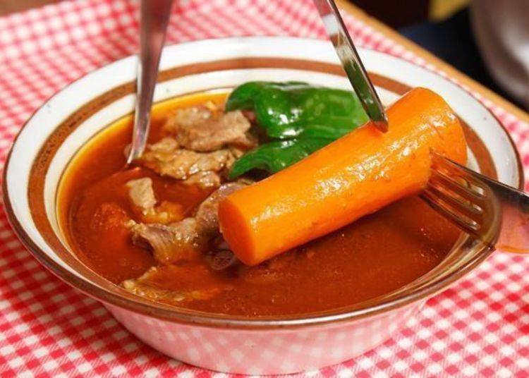 ▲和「雞肉咖哩(とりカリ)」一樣，「羊肉咖哩(らむカリ)」中也有大條的紅蘿蔔，可以用刀子切塊食用