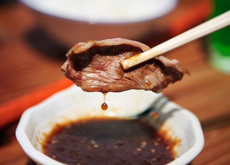 The basic way to eat atozuke-style (Sapporo-style) Jingisukan is to dip it into yakiniku sauce-a sweet, spice-filled Japanese BBQ sauce.