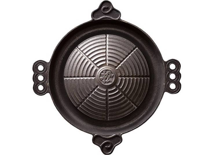 A Jingisukan grill that rises in the center. (Image provided by: Matsuo Co., Ltd.)