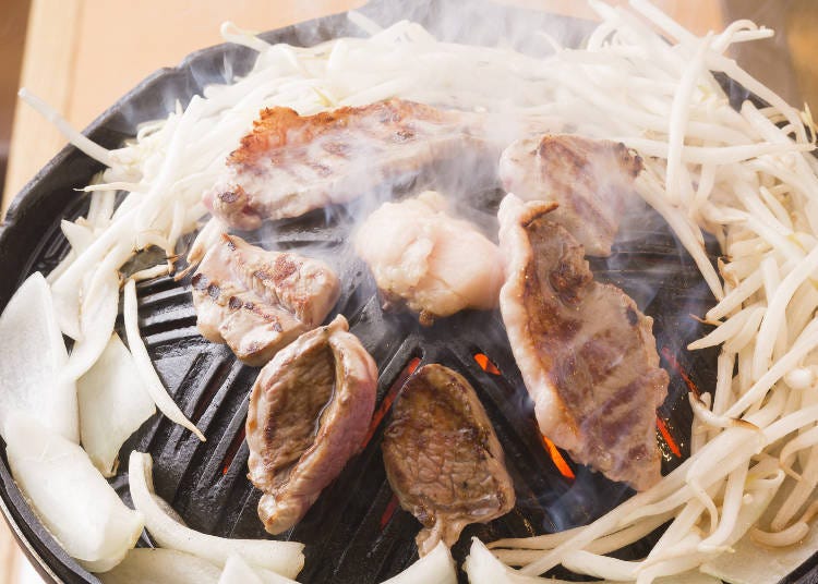 When cooking Jingisukan in the atozuke-style (Sapporo-style), vegetables such as bean sprouts or onions are grilled using the fat from the meat.