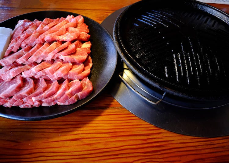 後付け（札幌式）では生肉が皿に盛られて出てきます（画像素材：PIXTA）