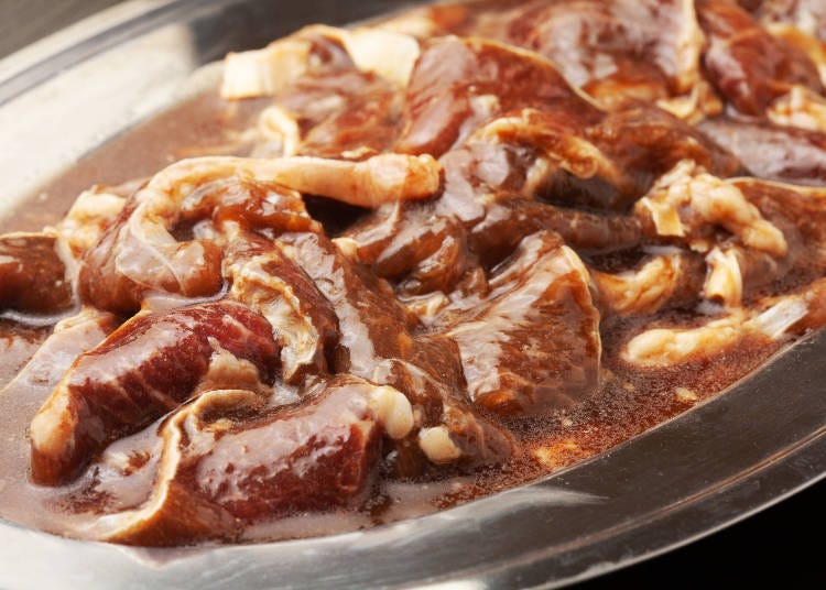 사키즈케의 경우 소스에 담근 고기가 접시에 담겨 나온다.