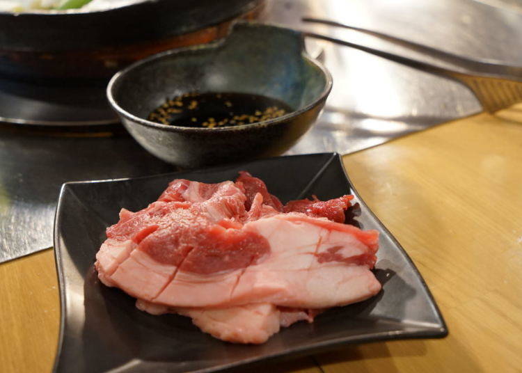 菜单上的成吉思汗烤肉使用每天进货的成羊肉