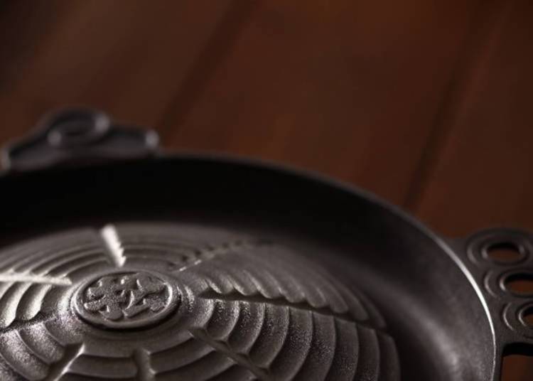 独创的铁锅边缘比一般的铁锅更深可以煮更多的蔬菜