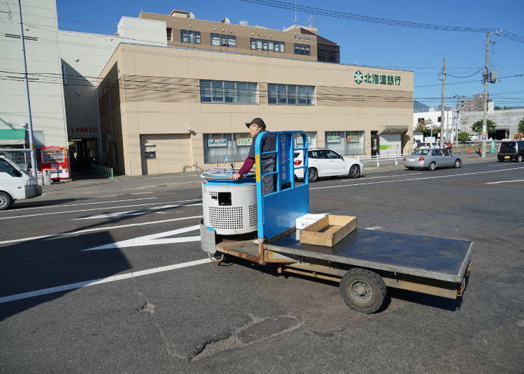 場外市場に荷物を運搬するターレット