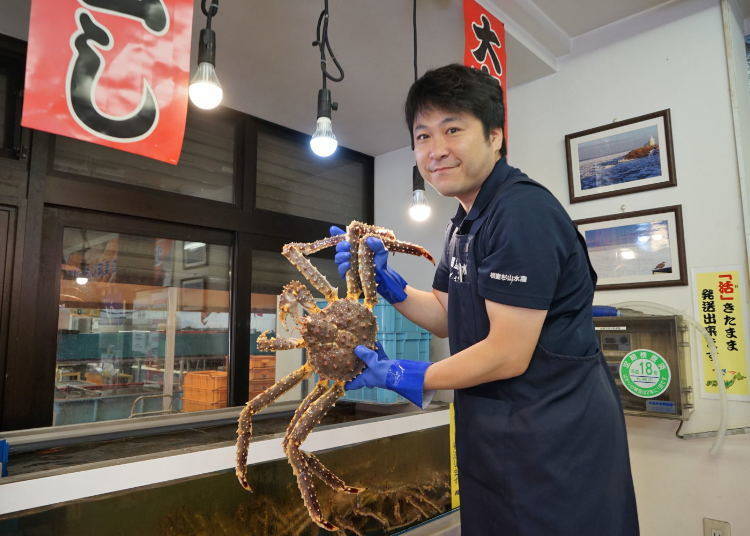 店内有卖生鲜螃蟹。北海道帝王蟹1kg8000日元～