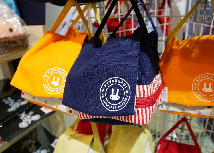 The popular Mt. Hakodate limited "North Usagi" goods. The pictures shown are of the rice ball pouch 1188 yen.
