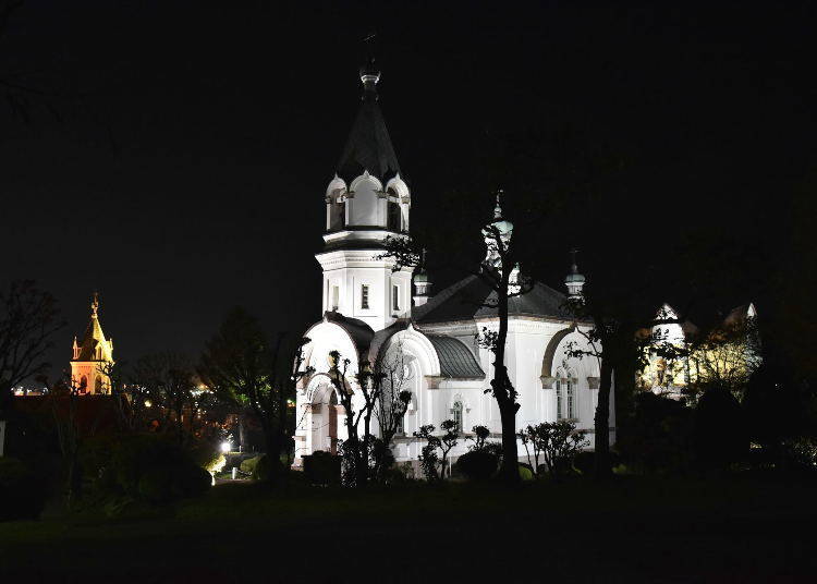 불이 켜진 하코다테 정교회와 뒤편으로 카톨릭 모토마치 교회가 보인다. 조명은 22:00까지 켜 둔다.