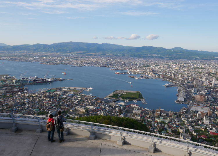 站在山顶展望台最高的地方俯视展望台与函馆湾