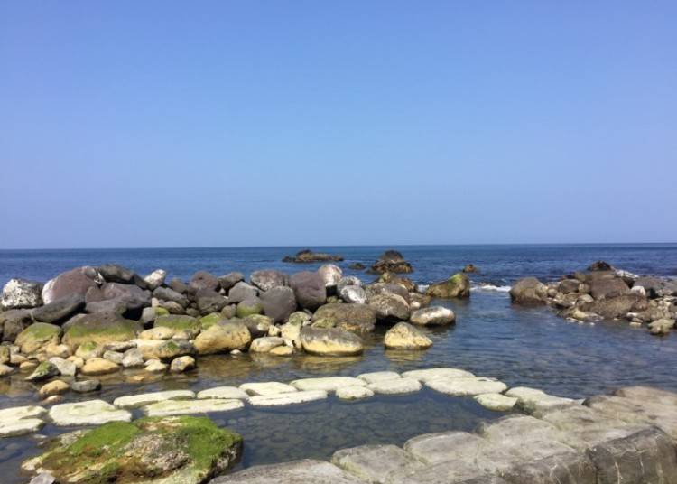 15. Mizunashi Kaihin Onsen: Hot Springs Bubbling Up from the Sea
