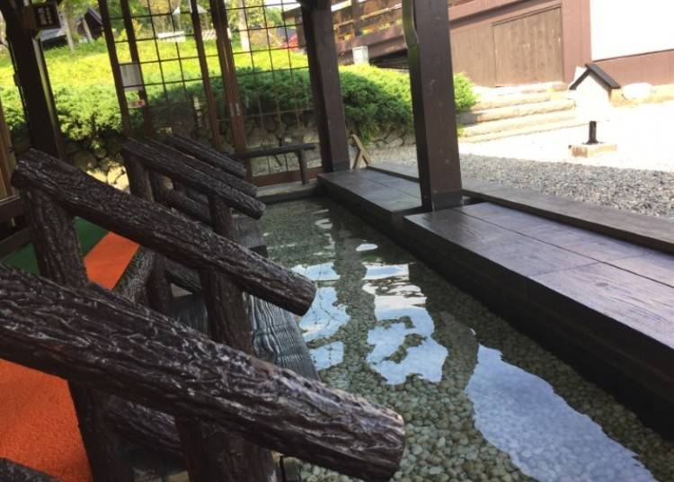 設施還設有溫泉足浴，客人可以一邊放鬆身心，一邊欣賞間歇泉噴湧而出的景象。