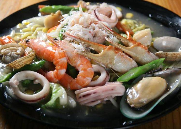 뜨거운 소스와 해산물이 가득 들어간 오타루 해산 앙카케 야끼소바. 매우 먹음직스럽고 맛도 충분하다