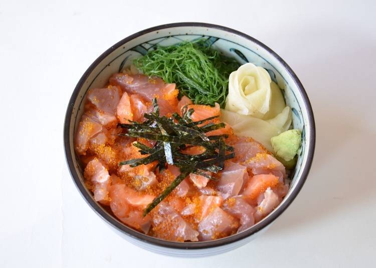金枪鱼、鲑鱼与飞鱼卵的「海鲜とびっこ丼」(540日元)