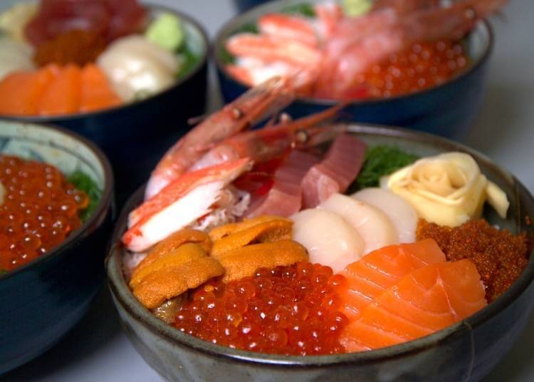滿滿的擺上9種海鮮食材的「ポセイ丼(POSEIDON)」(2268日圓)。夏天的海膽和甜蝦特別的美味喔！