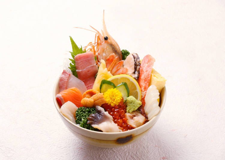 集合了鮑魚、牡丹蝦、海膽、螃蟹等豐富豪華海產的「よし丼＜極＞」(3800日圓）