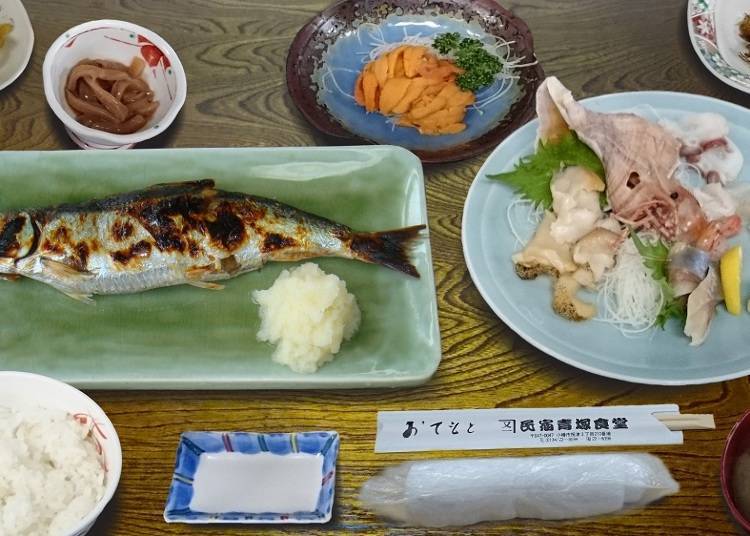 「豊漁定食」（3240日圓），烤魚(鯡魚和多線魚二選一)，當令生魚片、生海膽。