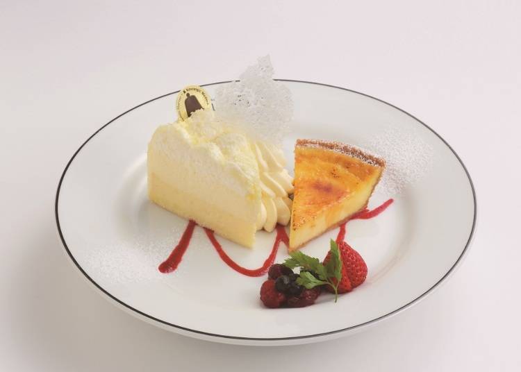 Here we see the "Miracle mouth-watering set" for 1404 yen. This is a freshly made Nama Double Fromage (left) and their "Venetian Rendezvous" cheesecake (right) that tastes of a crème brûlée and can be tasted together with this Main Shop Limited Menu Item.