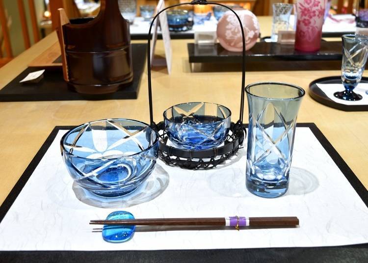 앞:[젓가락 받침](750엔) 중간 왼쪽:[그릇](12500엔) 중간 오른쪽:[맥주컵](8800엔) 뒤:[그릇](10500엔), 접시를 올려 둔 [바구니](1296엔)