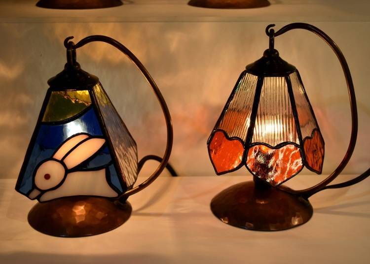使用彩繪玻璃燈罩製作的小夜燈（10000日圓）
