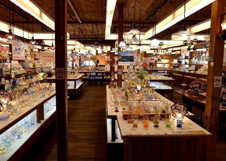 北一硝子三號館「COUNTRY FLOOR」裡販售各種小樽製的玻璃工藝品及北海道動物的迷你玻璃模型（300日圓起），其它商品價格約在500日圓到50000日圓之間。