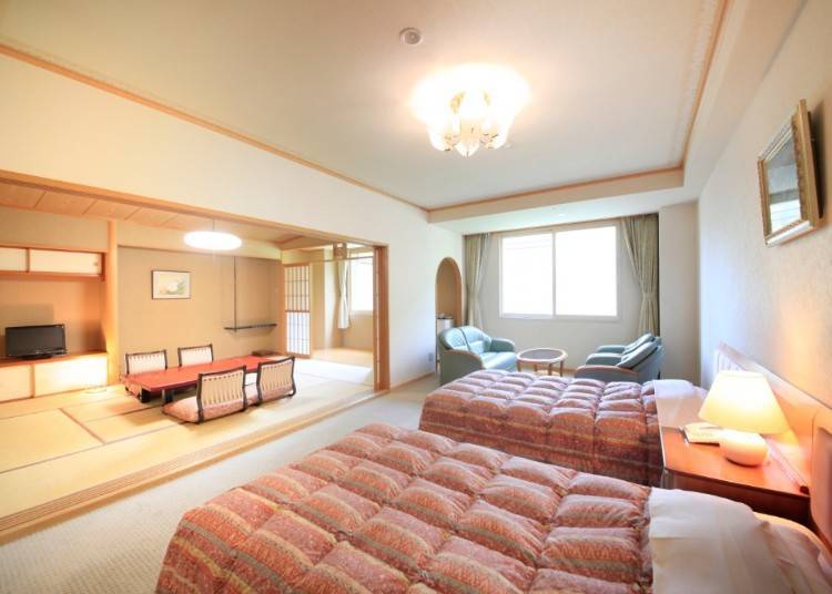 A spacious deluxe Japanese and Western style guestroom.
