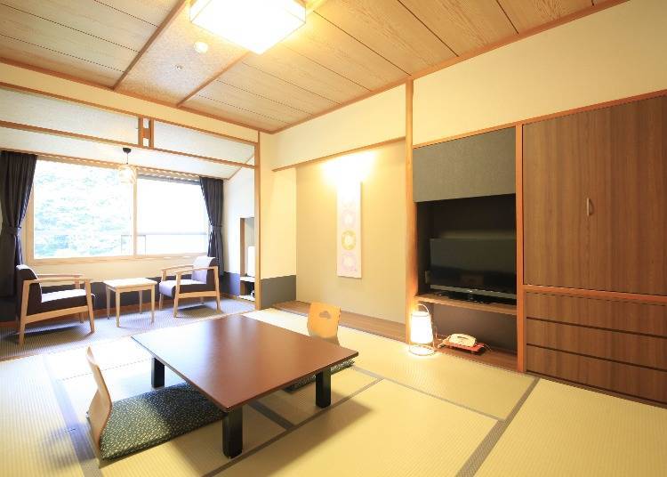 A Japanese-style room enveloped in a pleasing tatami mat aroma.
