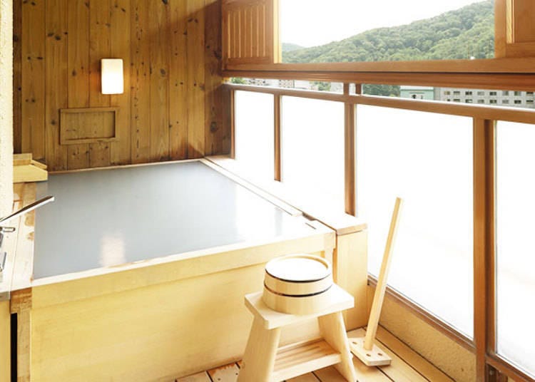 The open-air baths in the guest rooms are sulfur springs.