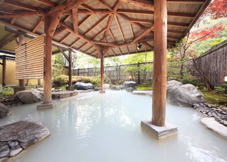 The open-air bath in the fall.