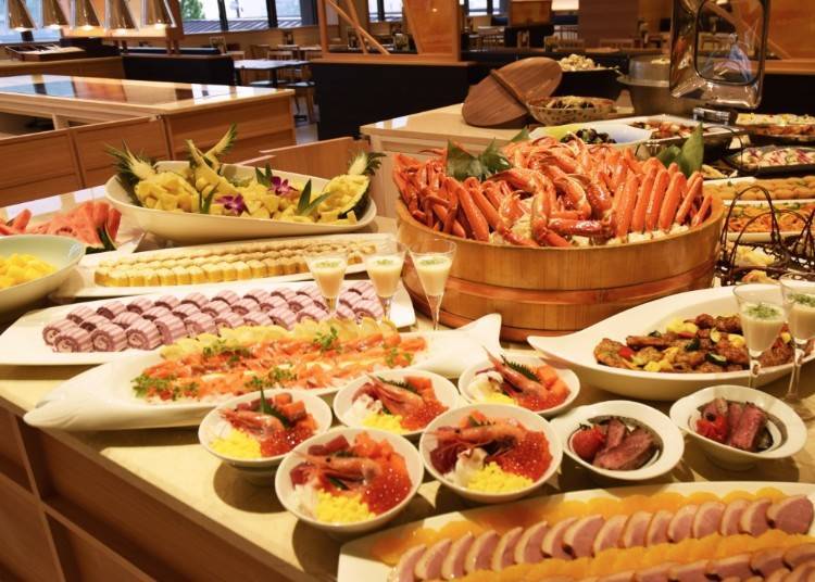 ビュッフェの様子（イメージ）。カニなど北海道近海でとれた海の幸をはじめ、肉料理や野菜料理などさまざまな料理が並ぶ