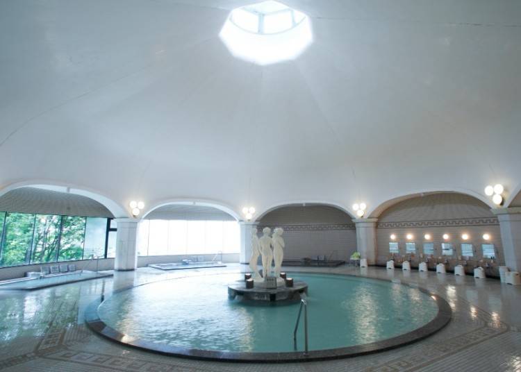 室内温泉是圆顶形的罗马浴场(室内大浴场)