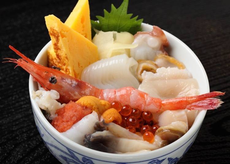 The kaisendonburi (seafood rice bowl) is also really popular!   10-shoku maehama don (10-colored Maehama rice bowl) (2,160 yen tax included)