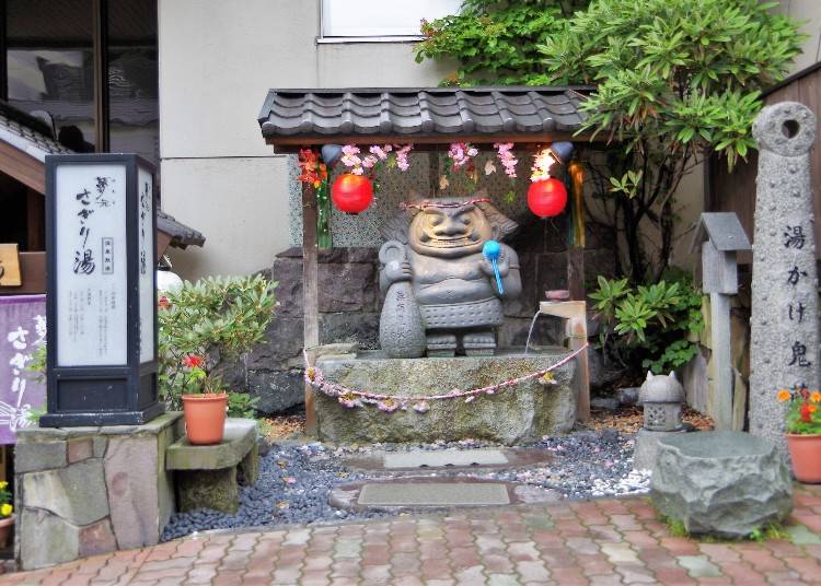 無病息災を願う石像。日帰り入浴施設の前にある