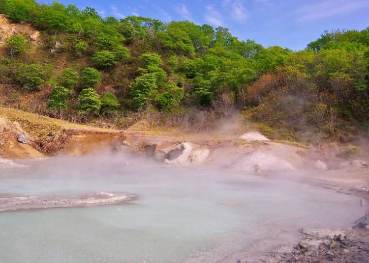 연못 밑에서 회흑색의 유황천이 뿜어져 나오는 [오쿠노유]. 표면 온도는 75～80도로 매우 뜨겁다!
