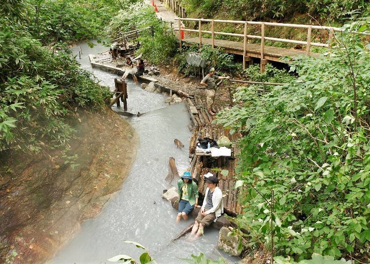 涓涓流水的温泉河川就是足汤景点！