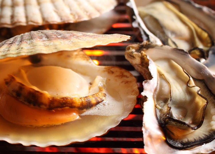 北海道喷火湾产的活干贝（大690日元、特大88日元）和北海道厚岸产与仙凤趾产的牡蛎（1个380日元、3个1080日元）