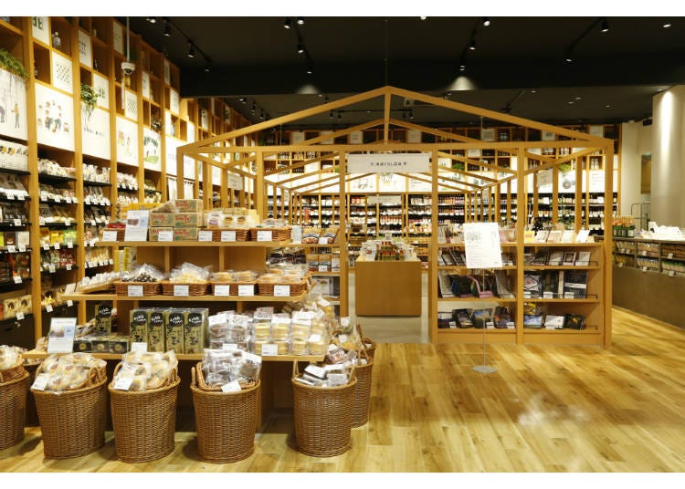 The “Food Museum” sales area shelves are stocked with delicious regional items of Hokkaido