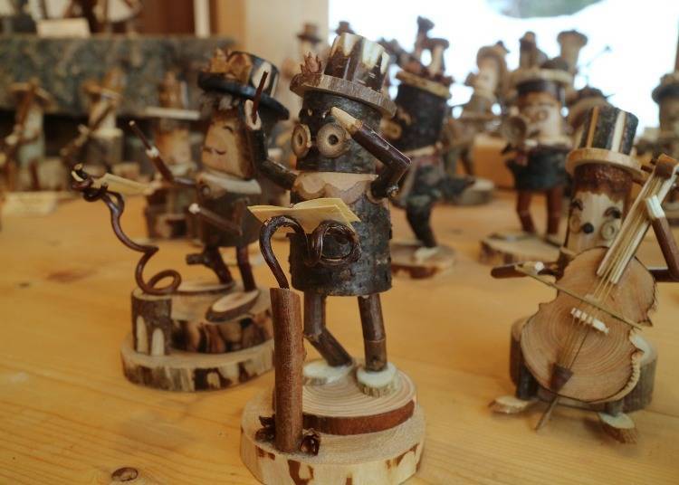 A cute ensemble of musicians made with wood from the Furano forests