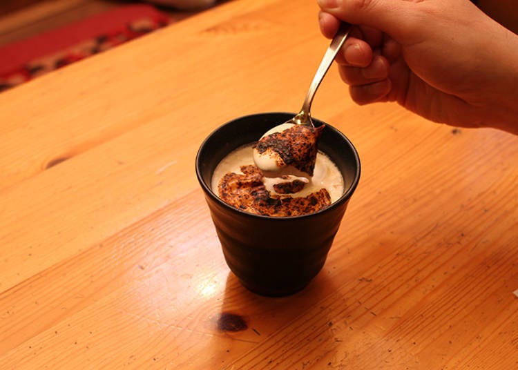 닝글 테라스 내에 있는 커피하우스 [츄츄노 이에]의 야끼 밀크(520엔). 표면은 걸쭉하고, 안은 진한 우유가 달달한 맛을 낸다.