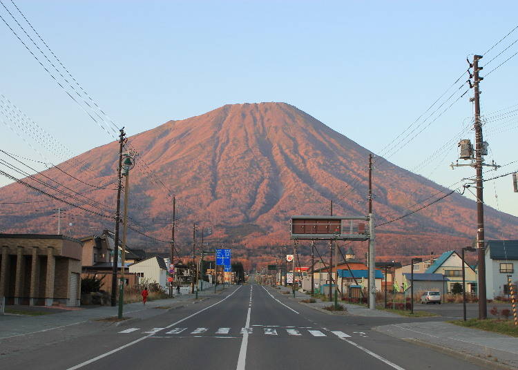 真狩村の市街地から見た「赤富士」