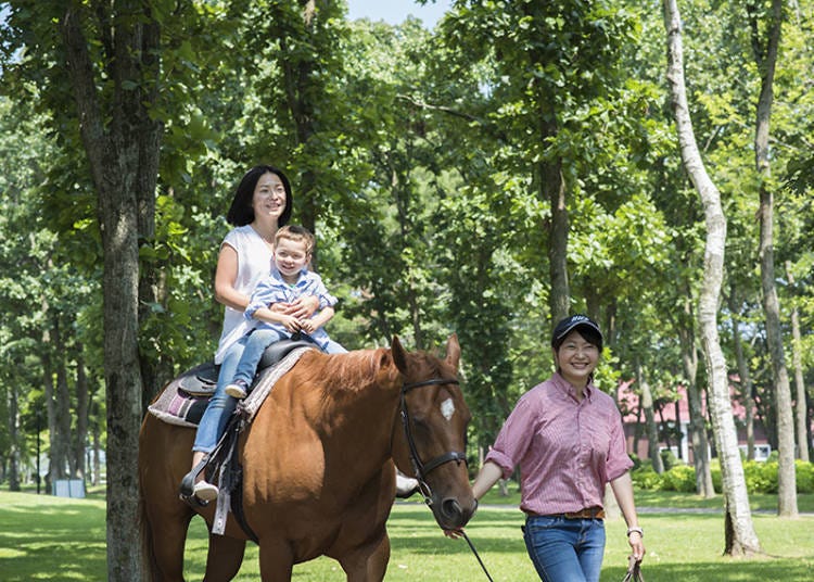 Assisted Riding Tour (900 yen), casually experience horseback riding on a horse led by a staff member