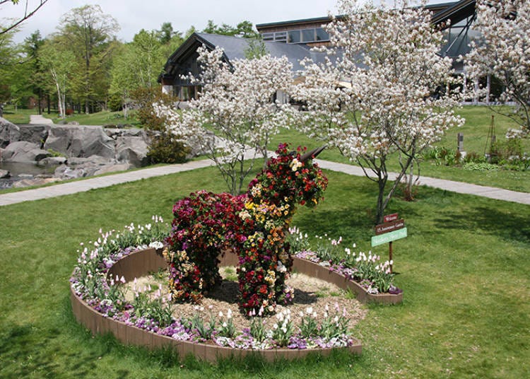 1년에 3번 테마를 정해 꽃의 배색을 바꾸는 ‘플라워 호스 토피어리’. 사람의 키 높이 정도로 제작되어 기념사진을 찍기에도 안성맞춤이다.